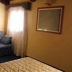 Alloggi Marinella 여관 3*