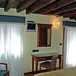 Alloggi Marinella 여관 3*