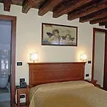 Alloggi Marinella 여관 3*